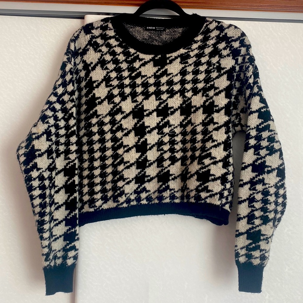 Crew Neck, Black and White, Size Medium
